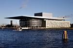 gave. Da Danmark i sin tid tog imod tilbuddet fra Mærsk Mc-Kinney Møller om en nyopført opera på Holmen i København, var det under den forudsætning, at staten støttede med 100 millioner kroner og Københavns Kommune med 40 millioner kroner årligt. 