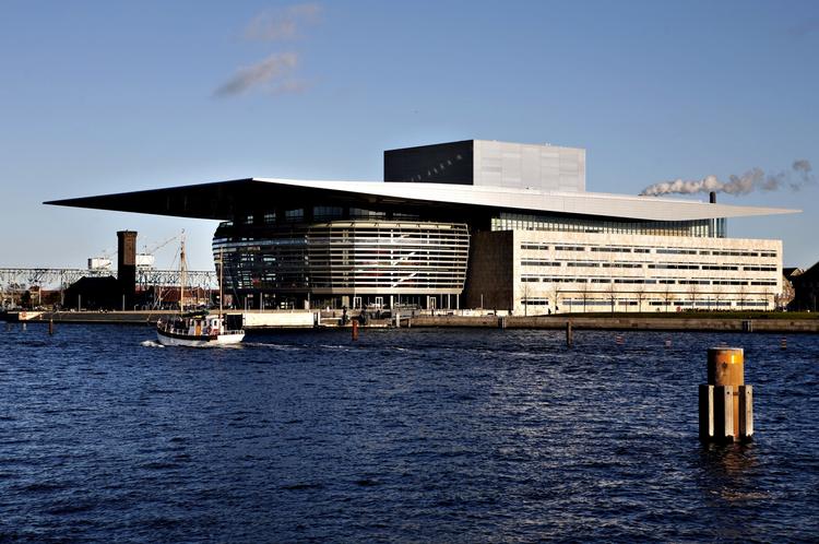 gave. Da Danmark i sin tid tog imod tilbuddet fra Mærsk Mc-Kinney Møller om en nyopført opera på Holmen i København, var det under den forudsætning, at staten støttede med 100 millioner kroner og Københavns Kommune med 40 millioner kroner årligt. 