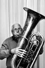 fornøjelse. Klaus Rifbjerg »har sit talent og sit mod og sin galde og sin erindring og sit vemod og en hel del mere. Uanset hvad – det er altid en fornøjelse at læse ham«, skriver Bettina Heltberg om den pacifistiske jægers nye dagbogsagtige essaysamling. Foto fra forsiden: Klaus Holsting 