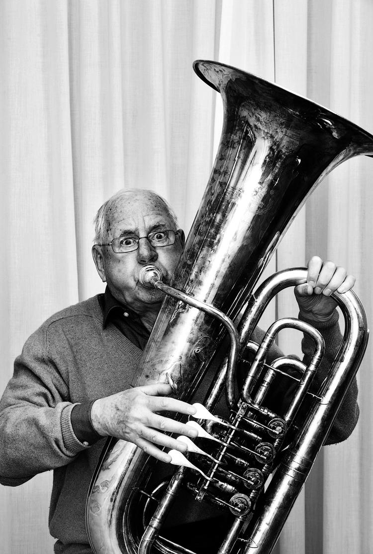 fornøjelse. Klaus Rifbjerg »har sit talent og sit mod og sin galde og sin erindring og sit vemod og en hel del mere. Uanset hvad – det er altid en fornøjelse at læse ham«, skriver Bettina Heltberg om den pacifistiske jægers nye dagbogsagtige essaysamling. Foto fra forsiden: Klaus Holsting 