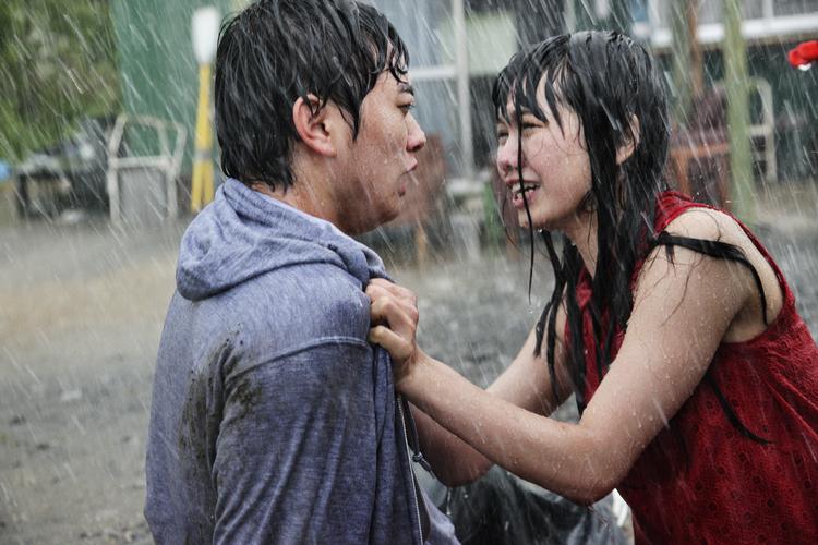 Efter tsunamien. Sion Sono  beskriver en total kuldsejling af alle normale relationer mellem børn og voksne. 