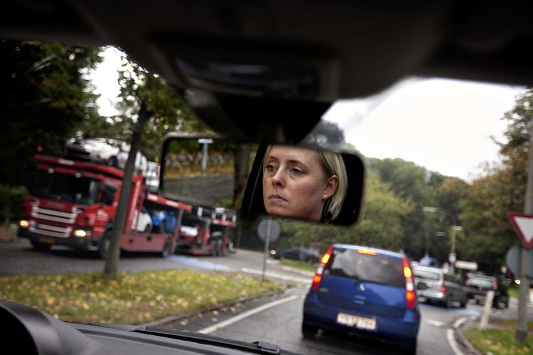 kø. 34-årige Charlotte Kristensen på vej hjem fra arbejdet på Indre Østerbro. Hun og hendes mand har hver sin bil, fordi den offentlige transport ikke er hurtig nok. Kommer der en betalingsring omkring København, vil familien seriøst overveje at flytte fra Herlev til Indre By, fortæller hun. 