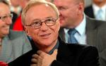 Forfatter. »Der er et gammeltestamentligt schwung over David Grossman, en rungende alvor, som konstant brydes af lige så rungende humor, varme, livskraft«, ifølge Politikens anmelder. 