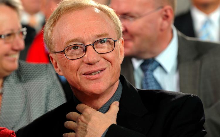 Forfatter. »Der er et gammeltestamentligt schwung over David Grossman, en rungende alvor, som konstant brydes af lige så rungende humor, varme, livskraft«, ifølge Politikens anmelder. 