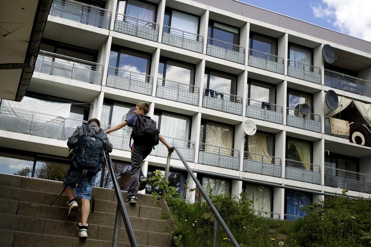 Udsættelse. Flere familier smides ud af deres almene bolig, fordi de ikke bateler husleje. Det gælder også flere børnefamilier. 