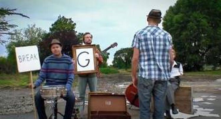 Stummusik. Modspils 1 minut korte sang opfordrer alle til at få stemt. Og det er næppe statsministeren, der »samarbejder med racister«, de fire medlemmer sætter deres kryds ved. 