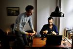 Hygge. På Superkaffeforsyningen kan man sidde dejligt uforstyrret i weekenden uden at skulle gemme morgenhåret bag avisen. 