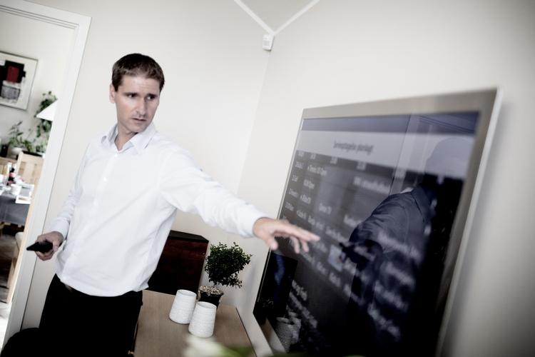 Teknologi. René Brøchner, direktør i TDC Privat, viser sit moderne hjem frem. 