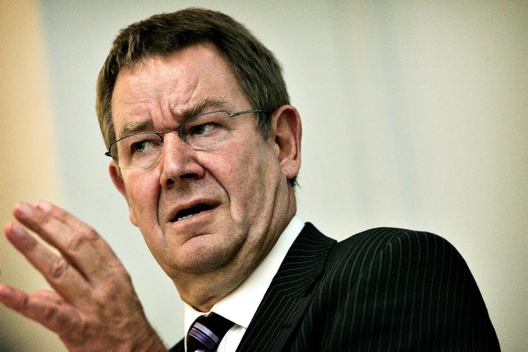 Nye tider. Tilbage i 2001 rev statsminister Poul Nyrup Rasmussen (S) sider ud af Foghs minimalstatsbog. Nu er det tid til reducere papirdyngerne i den store maksimalstat. 