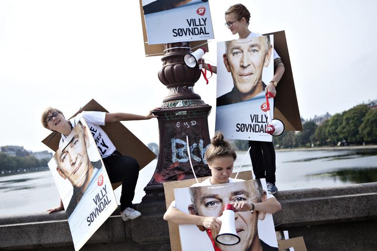 Genbrug. Valgplakater er det ideelle materiale til at bygge huse i flygtningelejre. 