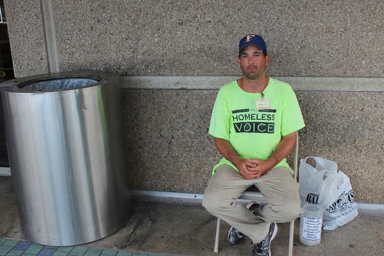 fattigdom. Will Mariotti, 34, er arbejdsløs tømrer fra byen Hollywood lidt uden for Miami, Florida. Han mistede sin lejlighed i august, da han ikke længere kunne betale huslejen. 