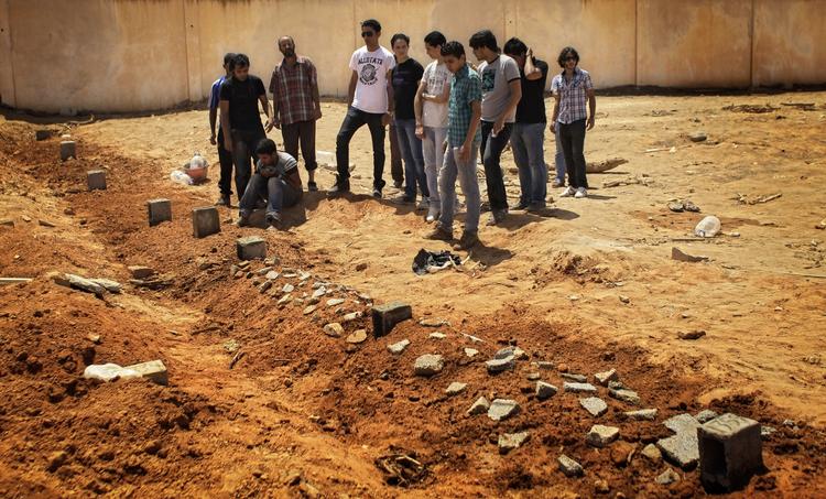 Begravelse. Libyere mindes en dræbt ven under begravelser i Benghazi. 