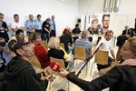 Vælgermøde. Ni folketingskandidater blev i dag lukket ind bag de tykke mure for at diskutere politik med de indsatte i fængslet Anstalten ved Herstedvester. 