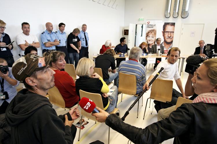 Vælgermøde. Ni folketingskandidater blev i dag lukket ind bag de tykke mure for at diskutere politik med de indsatte i fængslet Anstalten ved Herstedvester. 