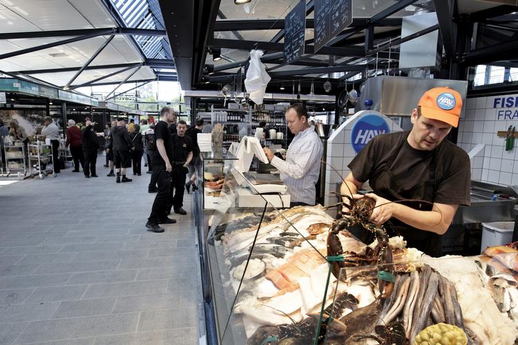 dyrt? »Jeg 100 procent tør love, at man kan købe Danmarks billigste fisk«, siger Niels Lønborg Brandt, chef for Torvehallerne. 