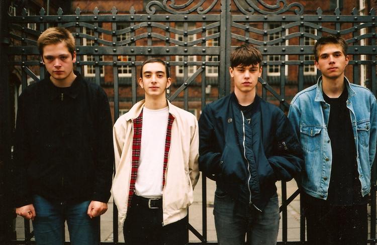 PUNK. I aften beviser bandet Iceage, at punken lever i bedste velgående, når de spiller koncert på Musikcafeen. Ibyen.dk har snakket med forsanger Elias Bender (nr. 2 fra højre) og bassist Jakob Pless (i den blå comboyjakke). 