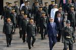OPTRAPNING. Tyrkiets ministerpræsident Tayyip Erdogan (i jakkesæt) er på konfrontationskurs med Israel. Her er han fotograferet med den tyrkiske forsvarsledelse ved en militærceremoni i Ankara. 