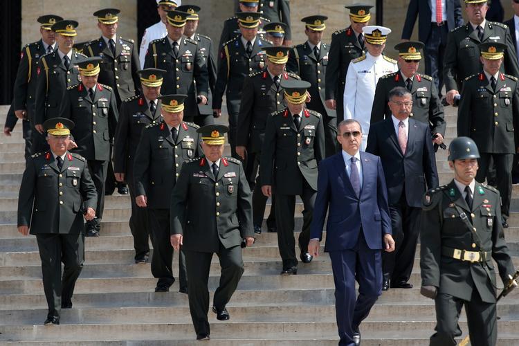 OPTRAPNING. Tyrkiets ministerpræsident Tayyip Erdogan (i jakkesæt) er på konfrontationskurs med Israel. Her er han fotograferet med den tyrkiske forsvarsledelse ved en militærceremoni i Ankara. 