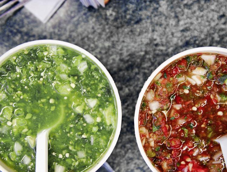 Grøn tomat. De grønne tomatillos er den vigtigste ingrediens i en mexicansk salsa. Den røde version øverst er med almindelige tomater. 