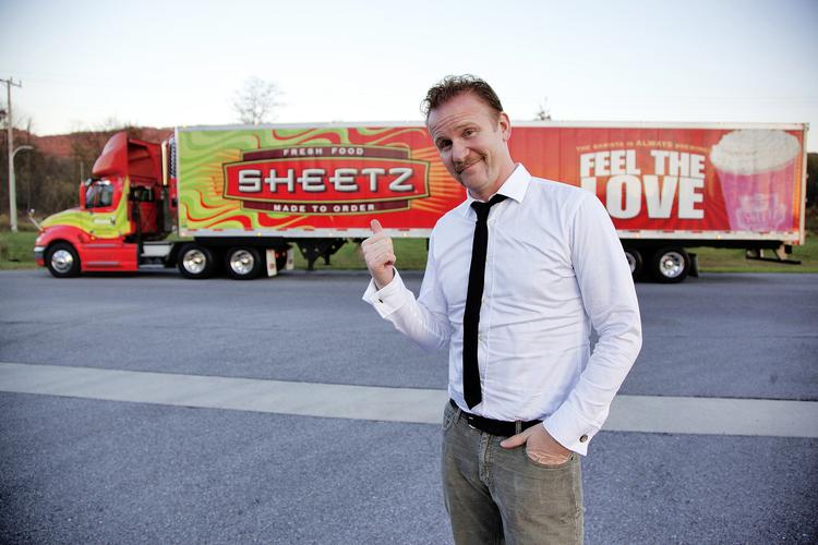 Detour. Michael Spurlock er lidt af en stjerne i amerikanske indiemiljøer, hvor han står som den gode samvittigheds flabede fortaler. Men nu er han hoppet med på vognen for at flette ind på kapitalismens motorvej. Selvfølgelig med et baghold i tankerne. 