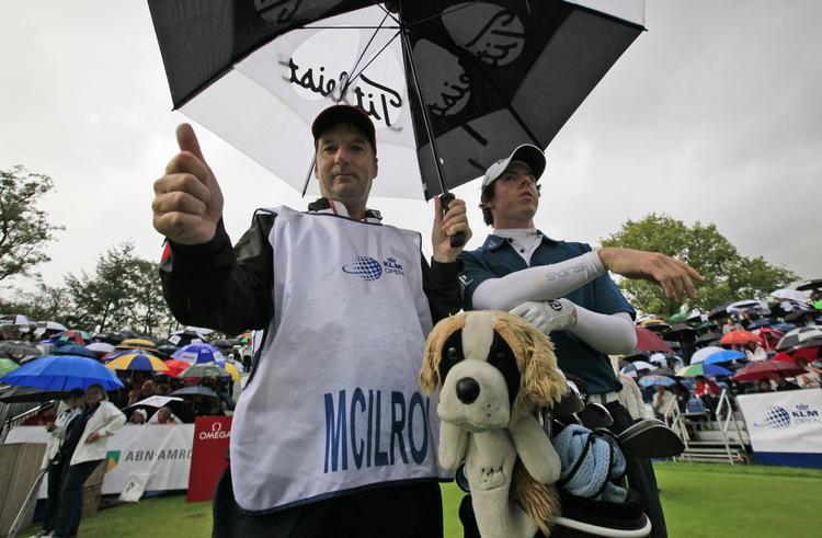 vandgang. Efter de første 18 huller i Hilversum er Rory McIlroy fem slag efter de førende, Simon Dyson og Marcel Siem. 
