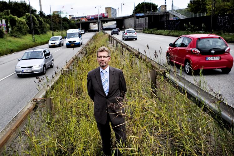 Bispeengbuen. Det vil skabe vækst, hvis der bliver løst op for trafikknuderne med en betalingsring, mener Frank Jensen, der her står på et af de steder, hvor der måske fremover skal opkræves bompenge. 
