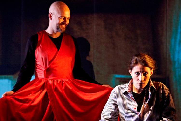 Thaisuppe. Der er en tand i suppen på Den Gyldne Drage på Husets Teater. 