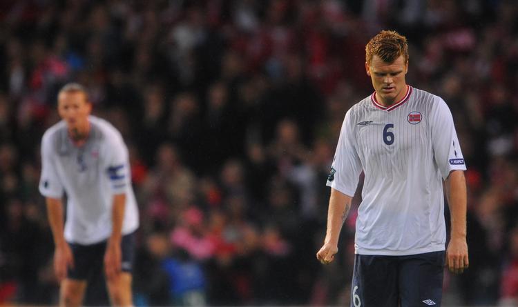 FLOV. John Arne Riise (th) fortryder, at han blev ude til klokken fire om natten få dage inden kampen mod Danmark. 