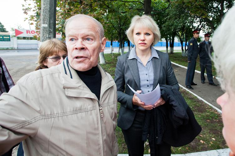 agenten? Den lyshårede kvinde sagde til flere medier, at hun repræsenterede den danske ambassade i Rusland. Men på ambassaden kender de hende ikke. 