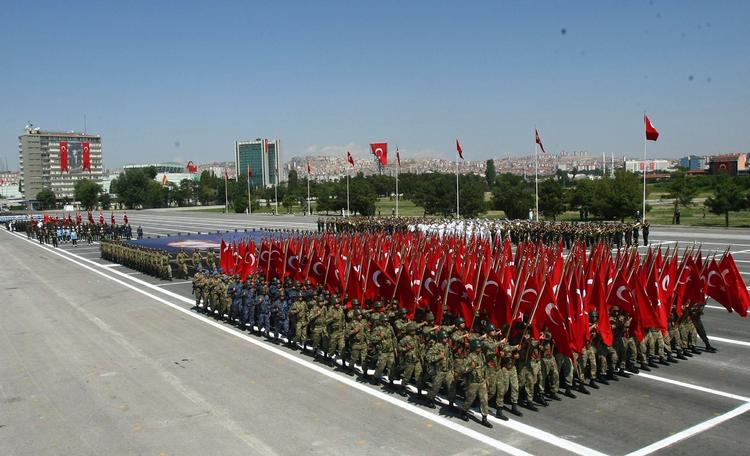 MAGT. Tyrkiets krigeriske indstilling til blandt andet Armenien og Israel kan bl.a. bunde i landets mangeårige borgerkrig med kurderne, mener ekspert. Foto fra militærparade i Ankara. 