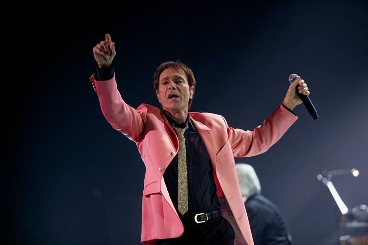 poppension. Cliff Richard har lagt navn til den nye EU-lov. Sangeren fejrede sit 50-årsjubilæum i 2008. 