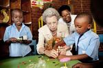 Protektor. Prinsesse Benedikte satte sig en stund ved samtlige borde i børnehaven ved sit besøg i SOS Børnebyen i Kigali, og hun gav sig tid til at lege med Lego. 