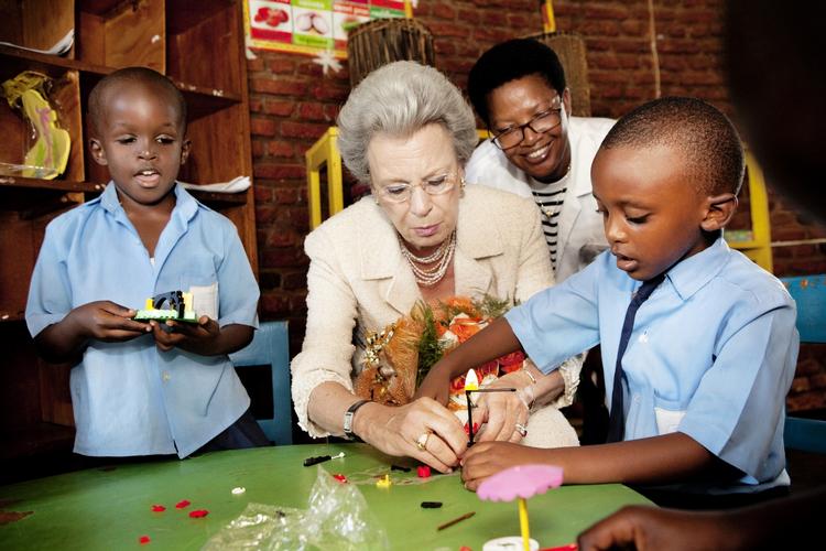 Protektor. Prinsesse Benedikte satte sig en stund ved samtlige borde i børnehaven ved sit besøg i SOS Børnebyen i Kigali, og hun gav sig tid til at lege med Lego. 