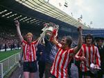 minder. Sunderlands seneste triumf daterer sig tilbage til 1974, hvor klubben vandt FA Cuppen. Her triumferer Mike Horswill (tv.), matchvinder Ian Porterfield og Billy Hughes. 
