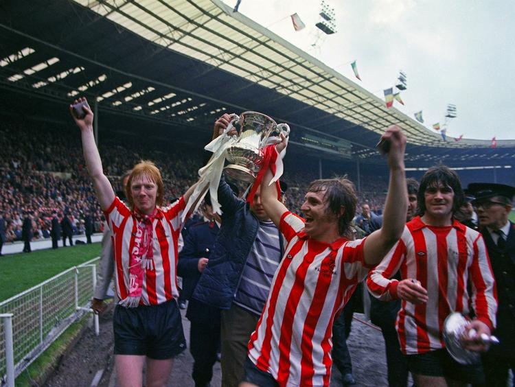 minder. Sunderlands seneste triumf daterer sig tilbage til 1974, hvor klubben vandt FA Cuppen. Her triumferer Mike Horswill (tv.), matchvinder Ian Porterfield og Billy Hughes. 