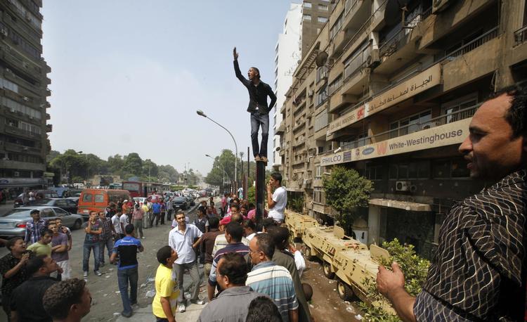 Protest. En egypter råber antiisraelske slagord foran Israels ambassade i Kairo i dag. I går og i nat gik det voldsomt for sig. 