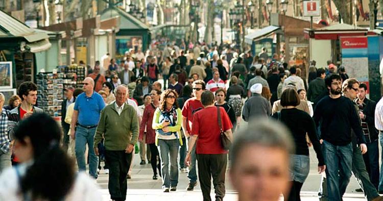 RAMBLAEN. Barcelonas hovedstrøg er kendt som et sted, hvor turisten skal holde på hat og briller. 