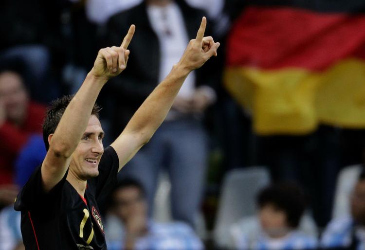 italiensk. Miroslav Klose er blevet garanteret spilletid ved skiftet til Lazio. 