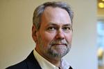 efterlønsskuffelse. FOA-formand Dennis Kristensen savner, at S og SF for alvor sætter efterlønsdebatten i fokus. FOA bebuder en storstilet annoncekampagne de kommende dage. 