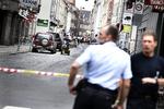 Mistanke. Københavns Politi har afspærret en del af Vester Voldgade og Studiestræde i Indre By. En bil på udenlandske nummerplader bliver undersøgt af "Rullemarie". 