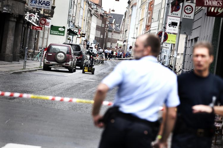 Mistanke. Københavns Politi har afspærret en del af Vester Voldgade og Studiestræde i Indre By. En bil på udenlandske nummerplader bliver undersøgt af "Rullemarie". 