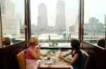 Hverdag. To kvinder får frokost med udsigt til Ground Zero, hvor World Trade Center stod indtil 11. september 2001. 