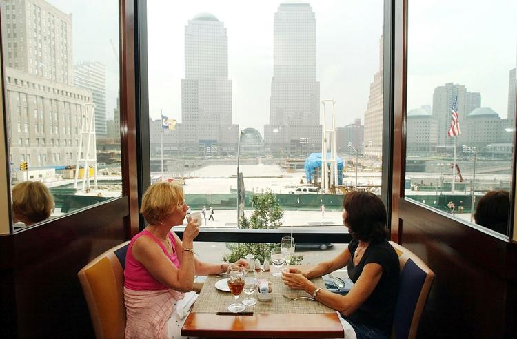 Hverdag. To kvinder får frokost med udsigt til Ground Zero, hvor World Trade Center stod indtil 11. september 2001. 