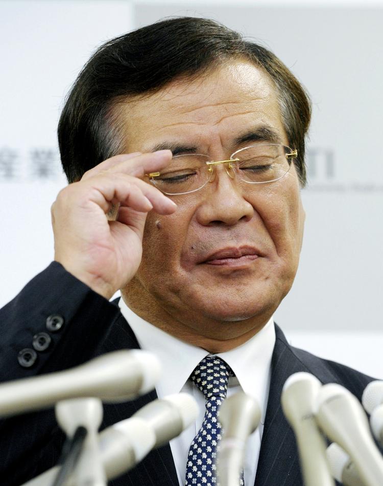 detroniseret. Handelsminister Yoshio Hachiro på en pressekonference sent lørdag lokal tid, hvor han trådte tilbage efter mindre end en uge på posten. 