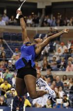bomstærk. Med 6-2, 6-4 spillede Serena Williams sig i finalen i US Open på bekostning af Caroline Wozniacki. 
