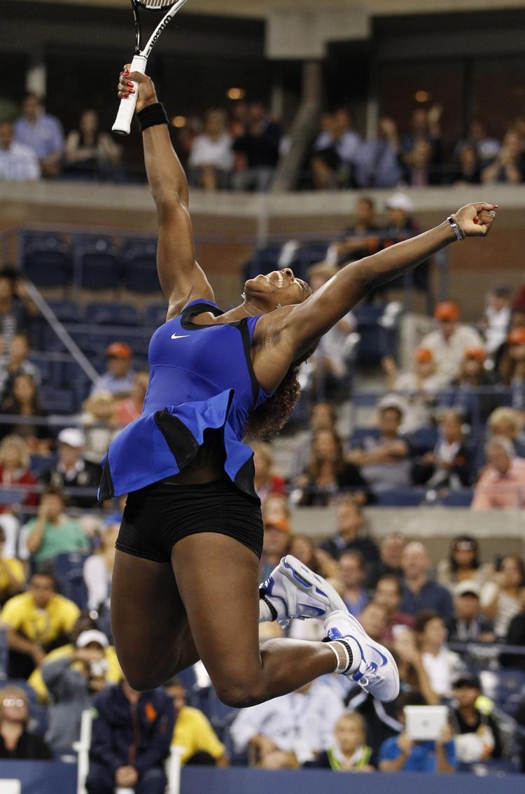bomstærk. Med 6-2, 6-4 spillede Serena Williams sig i finalen i US Open på bekostning af Caroline Wozniacki. 