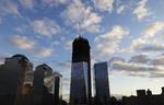 Skyline. Fly 674 er kun halvt fyldt på vej mod New York. Om bord vælger kaptajnen at mindes ofrene for terrorangrebene ti år tidligere. 