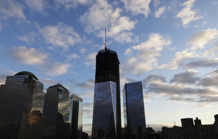 Skyline. Fly 674 er kun halvt fyldt på vej mod New York. Om bord vælger kaptajnen at mindes ofrene for terrorangrebene ti år tidligere. 