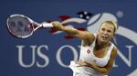Bom. Caroline sender sin serv af sted. Selv havde hun store problemer med Serena Williams førsteserv. 