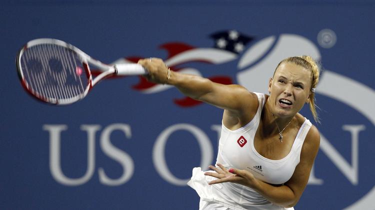 Bom. Caroline sender sin serv af sted. Selv havde hun store problemer med Serena Williams førsteserv. 